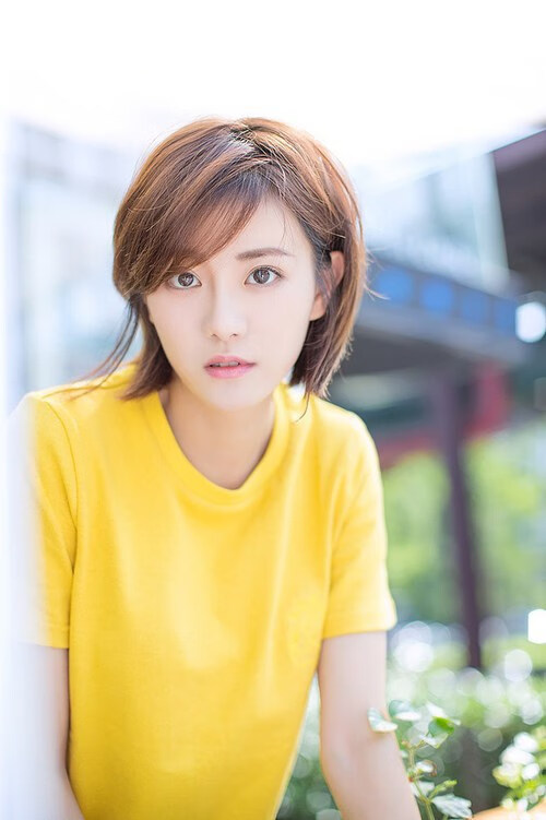 《虚拟偶像荧幕助阵电竞比赛,明星效应持续扩大》,虚拟偶像舞台